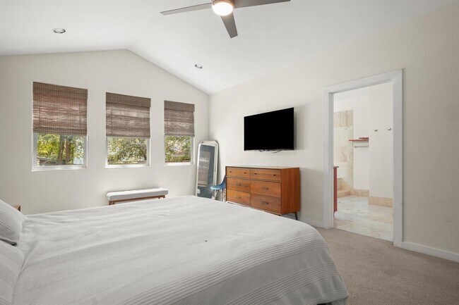 Building Photo - 2501 Del Curto Rd