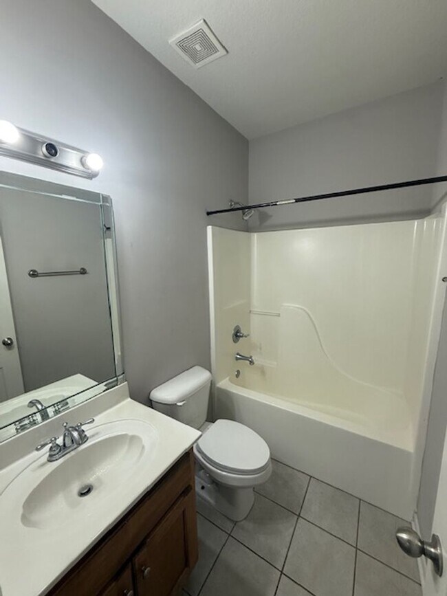 Building Photo - 3 bed 2 bath home with a large bonus room and an additional room that would be perfect for an off...