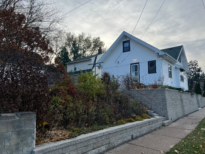 Building Photo - 712 Winslow Ave