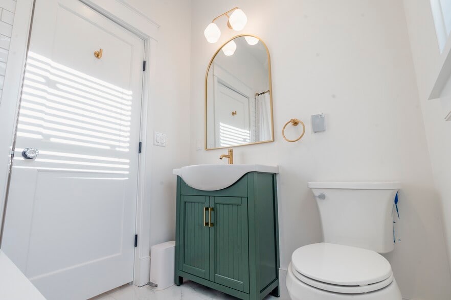 Full Bathroom - 167 N Union St