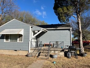 Building Photo - Cute Duplex Corner Lot Fenced Yard