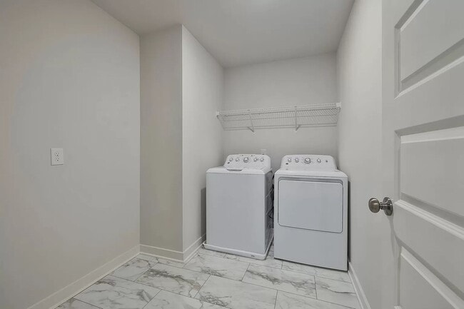 Building Photo - 5 Bed, 3.5 Bath Home w/ 2 Car Garage in Harvest Point