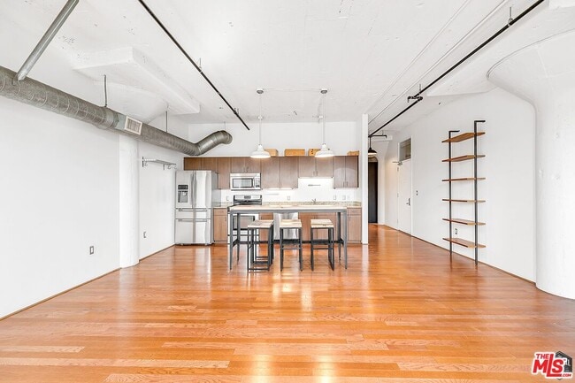 Building Photo - 200 N San Fernando Rd