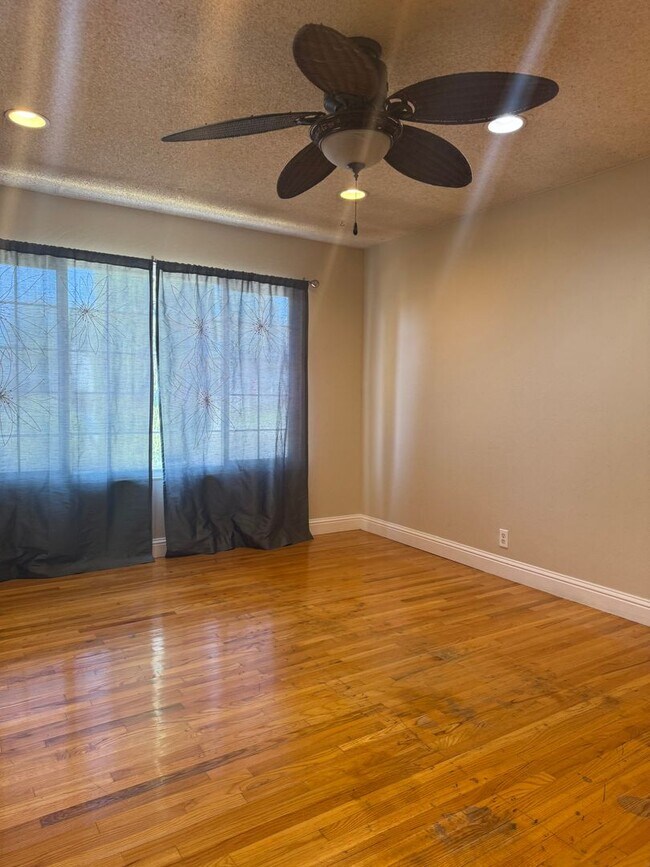 Building Photo - Single Family Home, 4 Bedroom 2 Bath Home ...