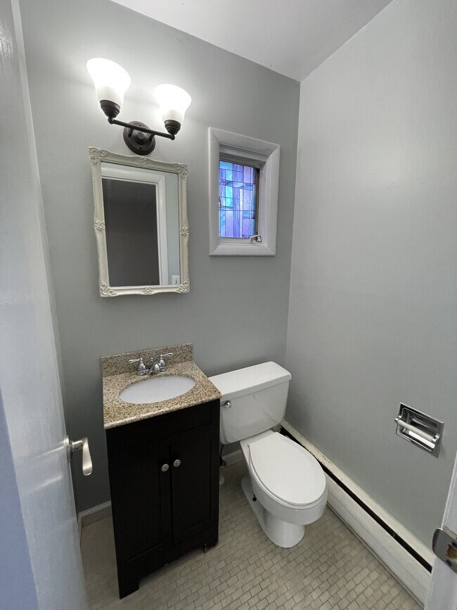 Building Photo - 1002 Sherwood Cir