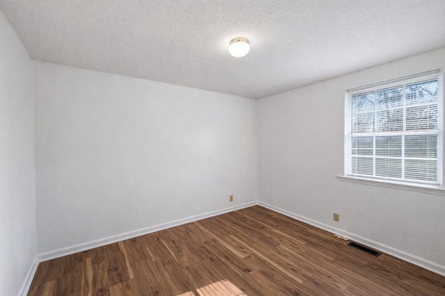 Building Photo - Charming 3 Bedroom 1 Bathroom Brick Home