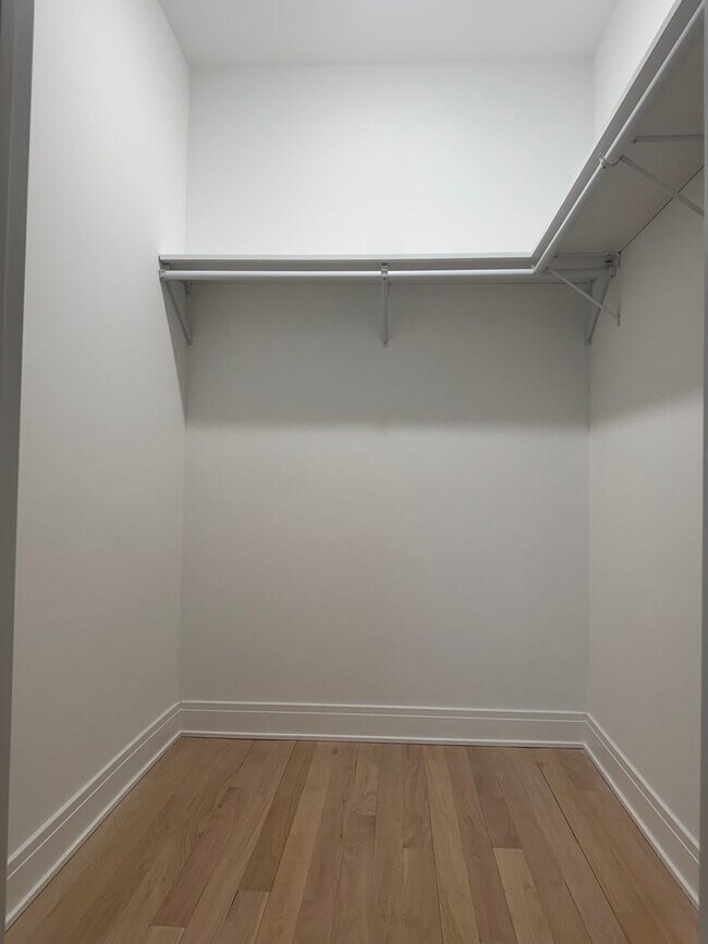 Building Photo - 7428 N Rogers Ave