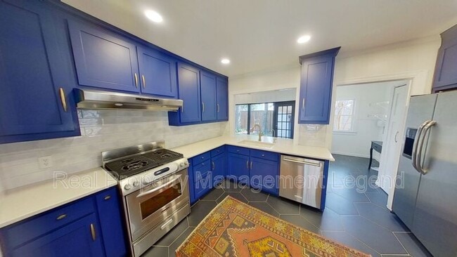 Building Photo - 5830 Kenwood Ave