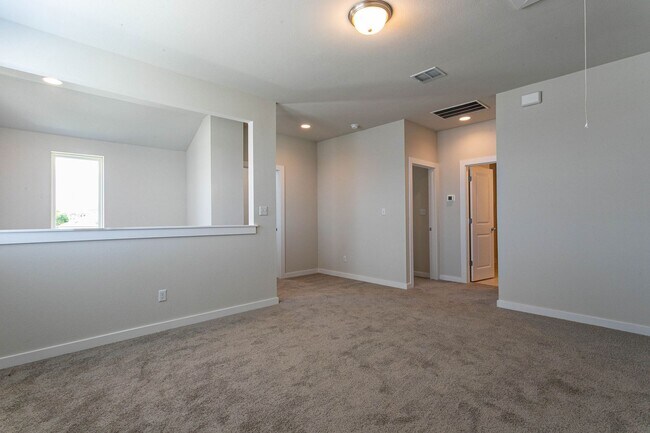Building Photo - Beautiful 3 Bedroom, 3 Bathroom Home in Ro...