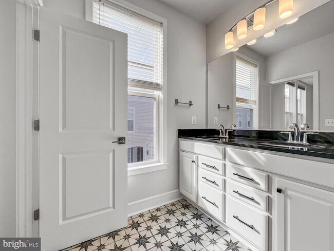 Building Photo - 14583 Lakestone Dr