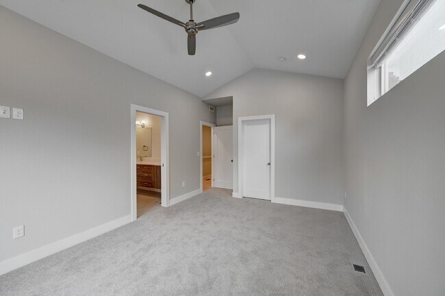 Building Photo - $3,900 - 4 Bed, 3.5 Bath Updated Townhome ...
