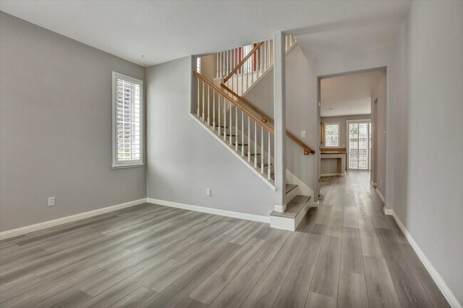 Building Photo - 683 Courtyards Loop