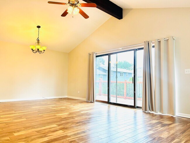 Building Photo - Beautiful Home, Close to Milford Lake