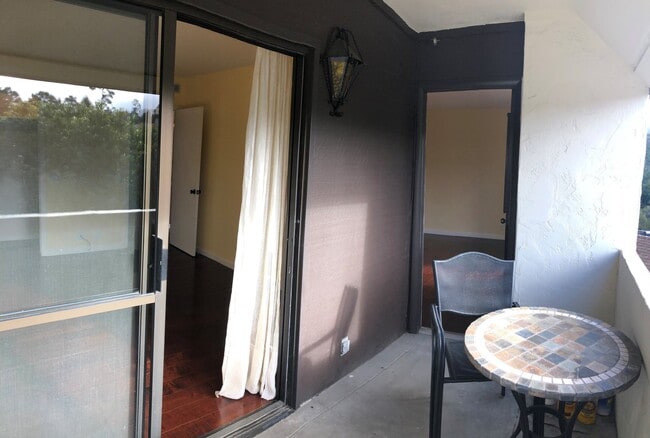 Building Photo - Great 2 bedroom condo, all utilities inclu...