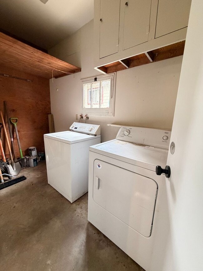 Building Photo - Corner lot 2-bedroom Bungalow