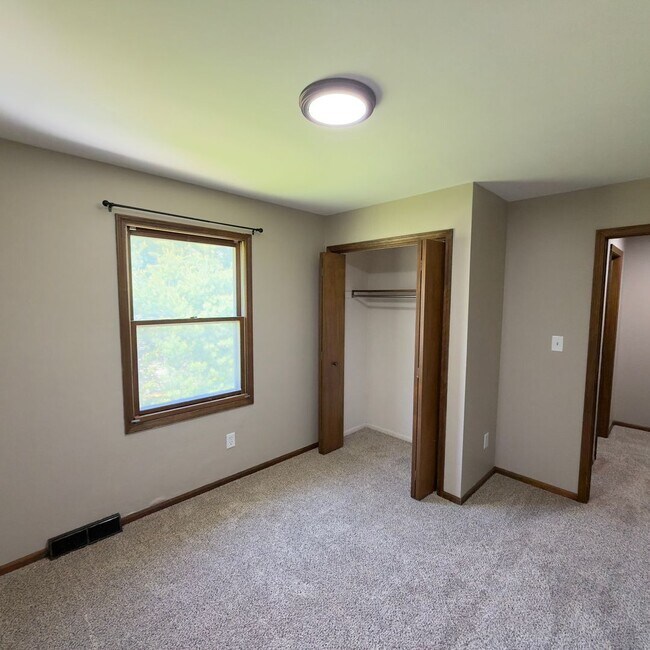 Building Photo - Updated Two Bedroom Duplex in Jenison!