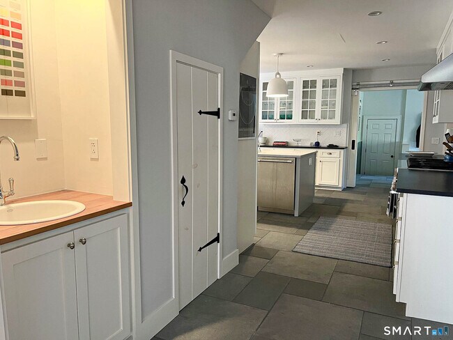 Building Photo - 85 Gellert Rd