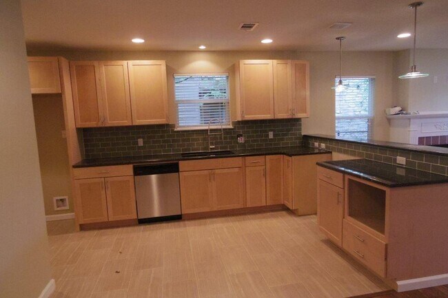 Building Photo - 3504 Speedway