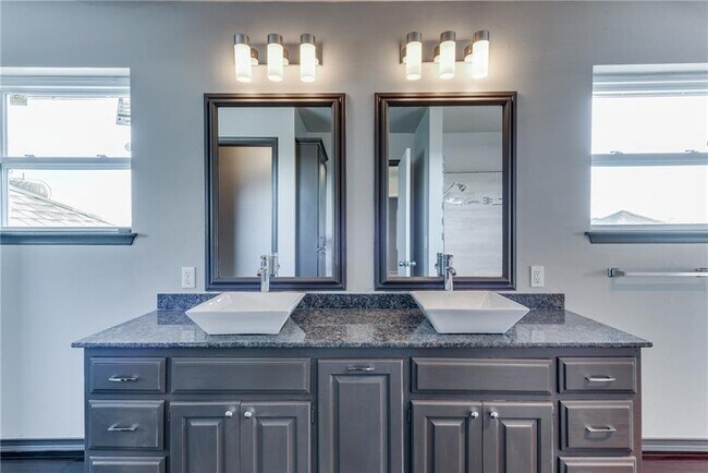 Building Photo - Luxury Living in Quail Creek!!