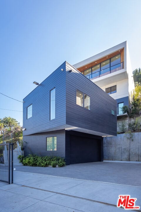 Building Photo - 2354 Riverside Dr