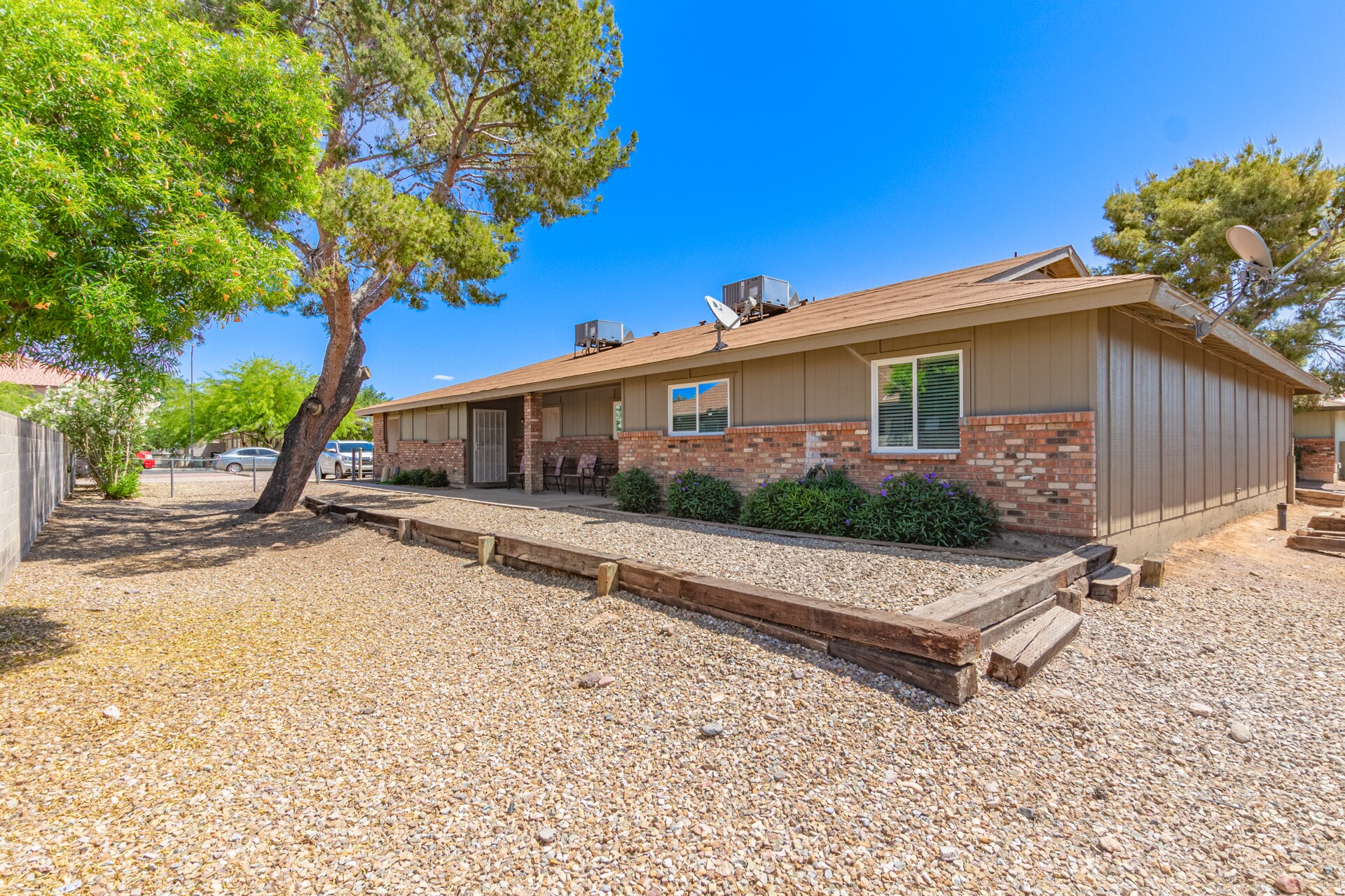 4-Plex - 2937 E Beck Ln