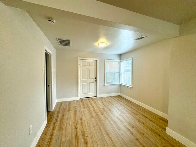 Building Photo - Beautiful Fully Updated 2 Bedroom 2 Bathroom Located in Roseville!