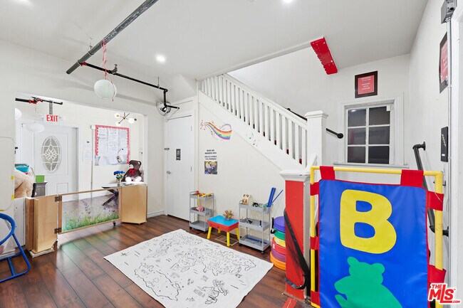 Building Photo - 522 W Vernon Ave