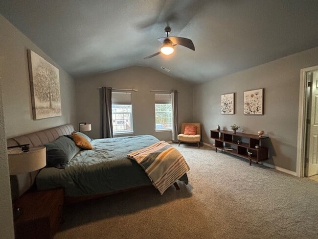 Building Photo - Seasonal Rental - Available August 16, 202...