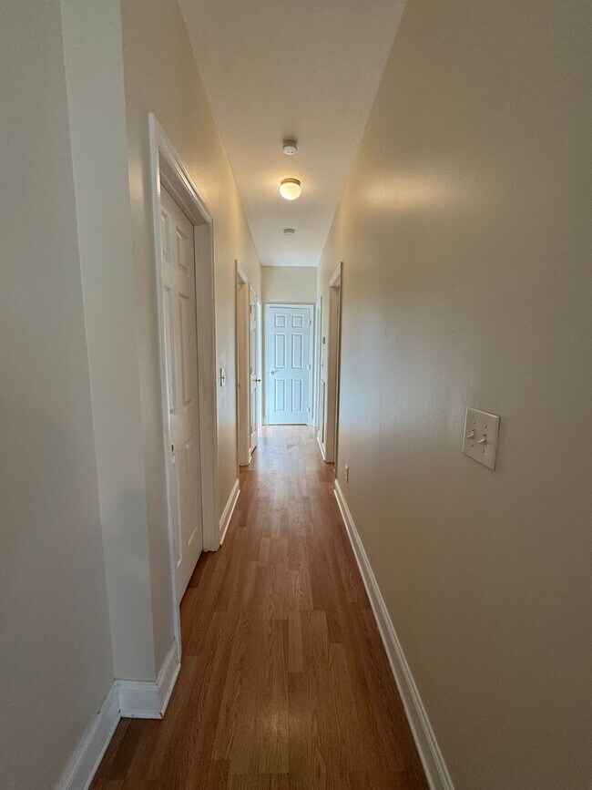 Building Photo - Nice 3/2 House in Silver Creek with bonus rooms- $1,495