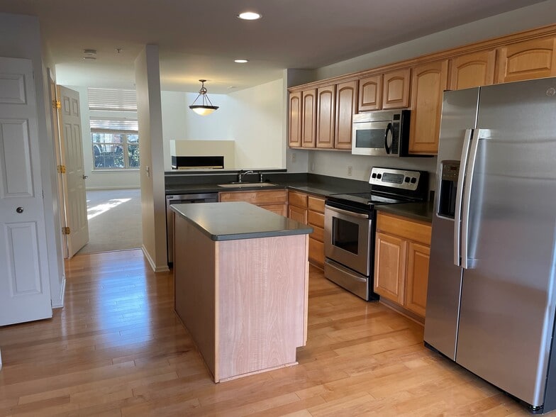 Kitchen Island and new Stainless Steel Appliances and hardwood floors - 1407 Ashford Ct