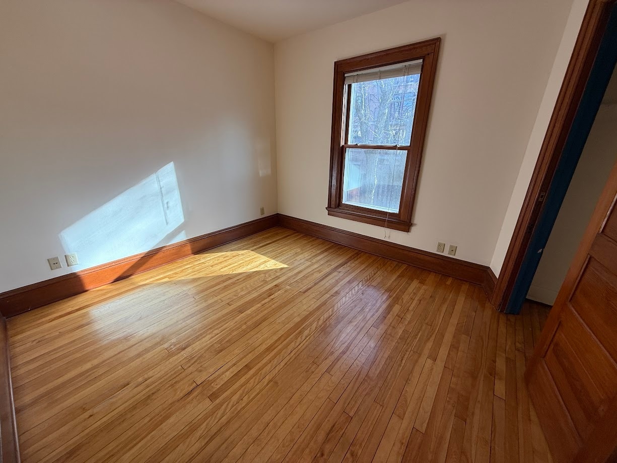 Building Photo - 125 E Johnson St