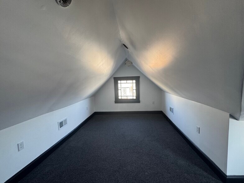 Building Photo - 226 E 16th Ave