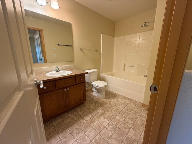 Building Photo - 3 Bedroom 2.5 Bath DuPont Townhome