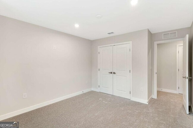 Building Photo - 555 Thatch Ter