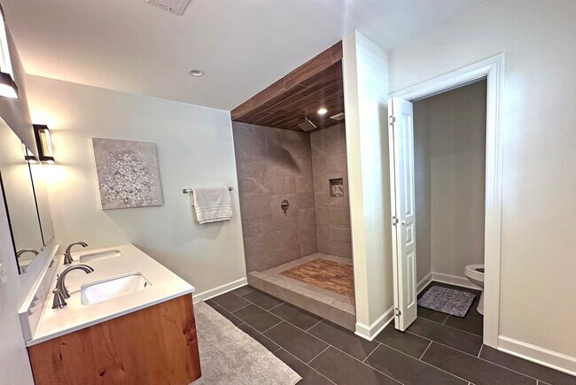 Building Photo - 3815 Montclair Dr