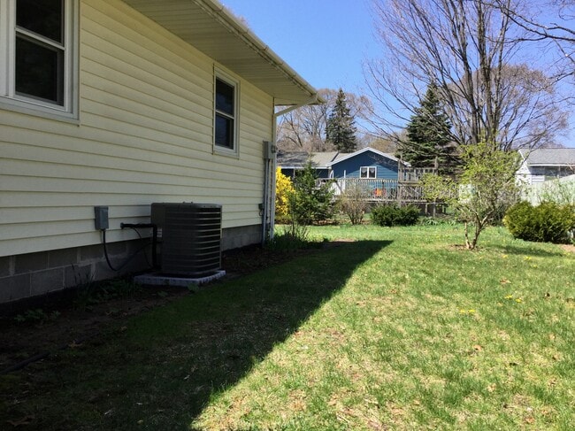 Building Photo - 565 E Chadwick Dr