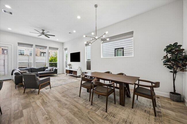 Building Photo - 2804 Grand Fountains Dr