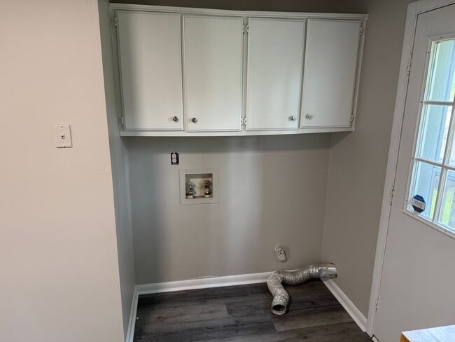 Building Photo - 2 Bedroom/ 1 Bathroom Duplex in Hermitage
