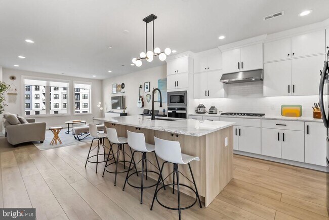 Building Photo - 908 Laurens Aly