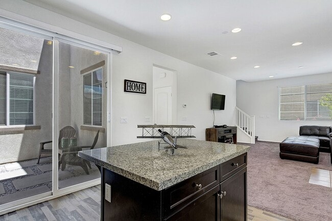Building Photo - Lux Townhome 4 Bed 3 Bath 2 Car Garage in Spanish Walk