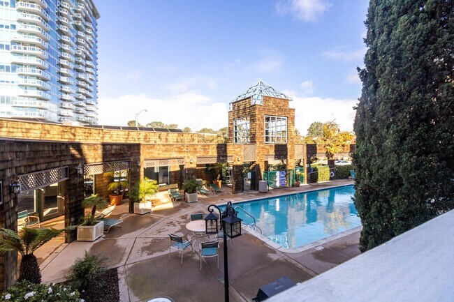 Building Photo - Beautiful 1 bedroom, 1 bath condo in La Jolla