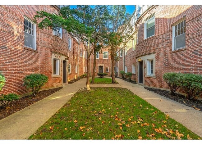 Building Photo - 918 Green Bay Rd