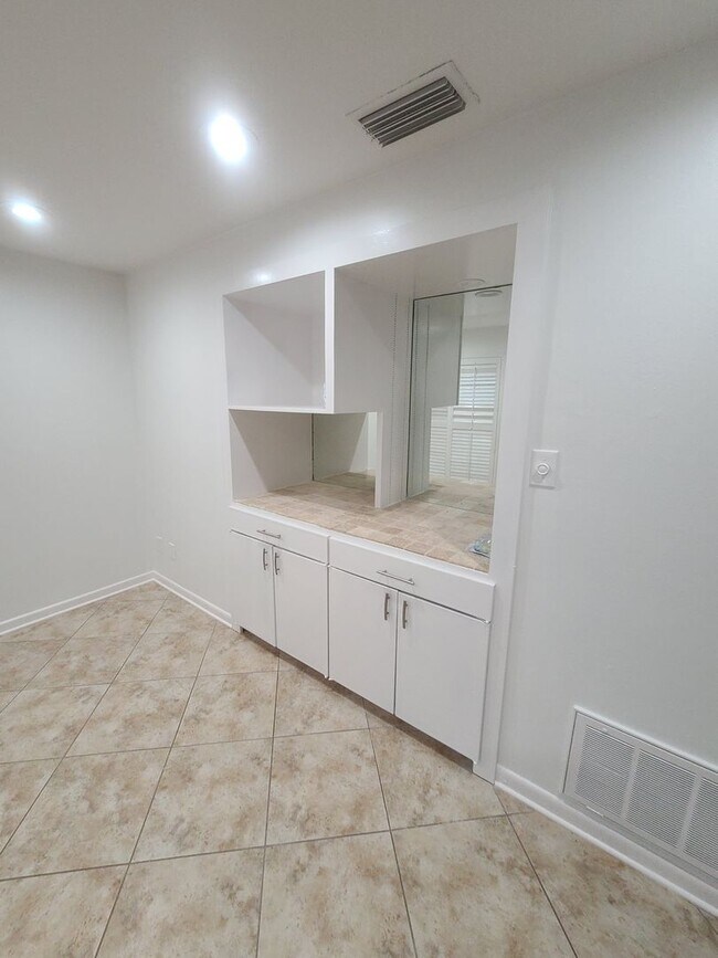 Building Photo - 3/2.5/2 with 2 Living Areas on Crossing Creeks Country Club