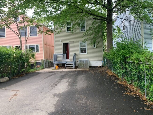 Building Photo - Gorgeous 3BR, Single Family Home IN EAST ROCK! PARKING! LAUNDRY!