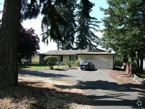 Building Photo - Nice 3 Bedroom Rambler In the Parkland/Spa...