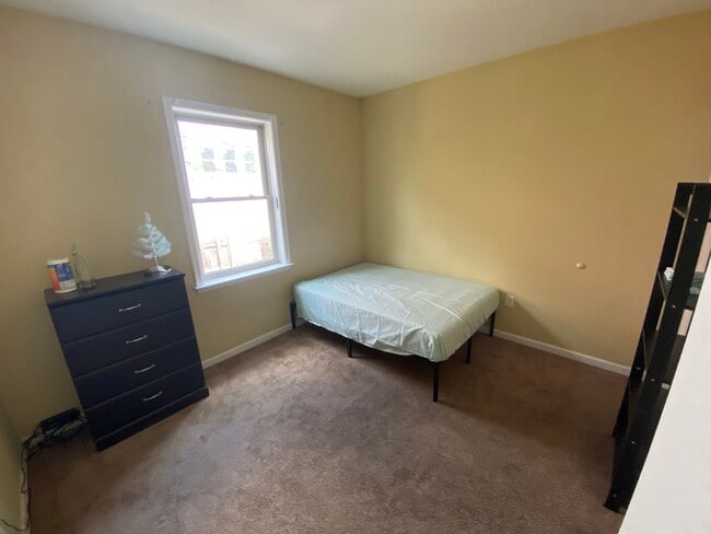 Building Photo - 1637 W Diamond