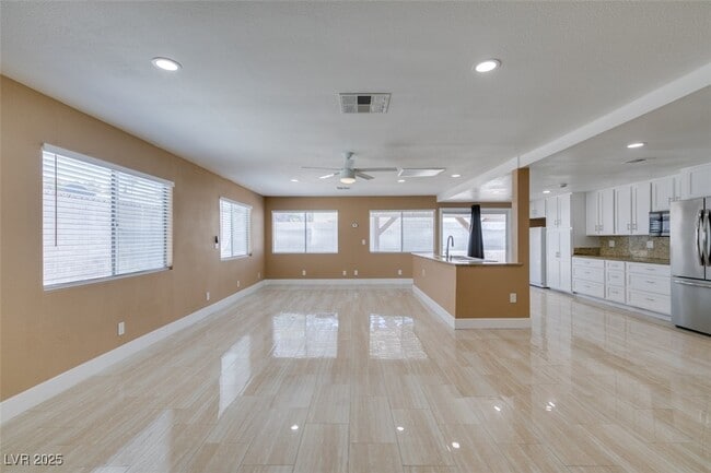 Building Photo - 3966 Green Leaf Dr