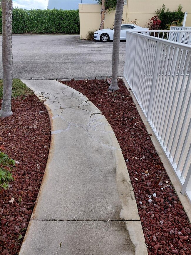 Building Photo - 731 Hummingbird Way