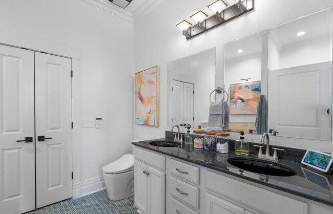 Building Photo - 315 Augusta Ave