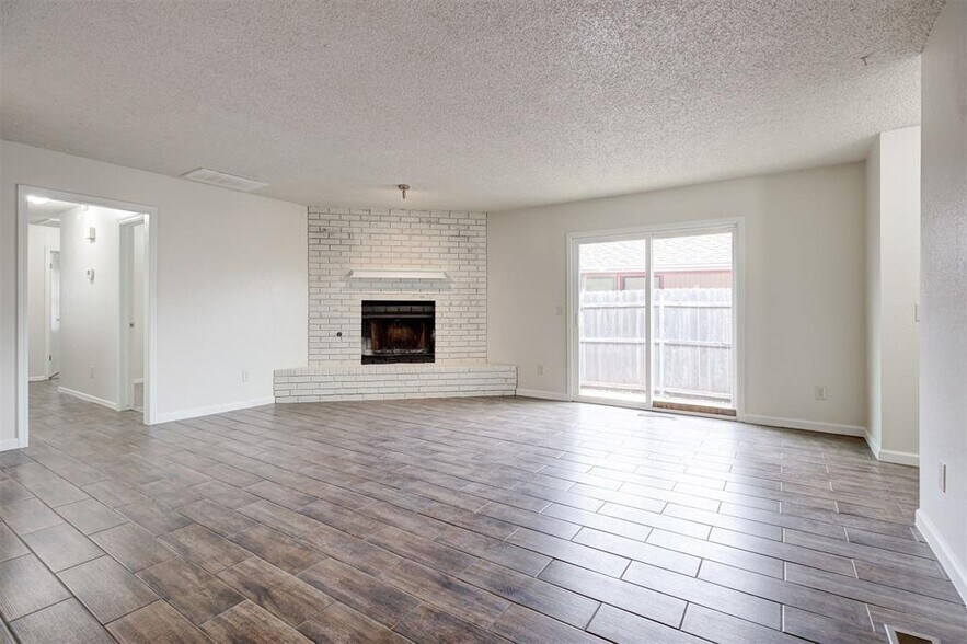 Building Photo - 9021 N Rockwell Dr